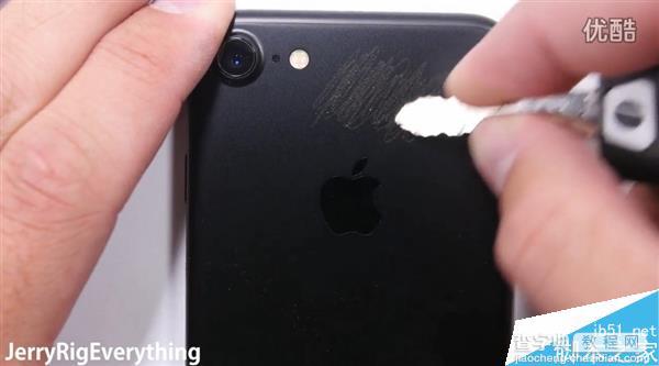 耐用度如何?黑色iPhone 7首发刮划、掰弯测试视频12