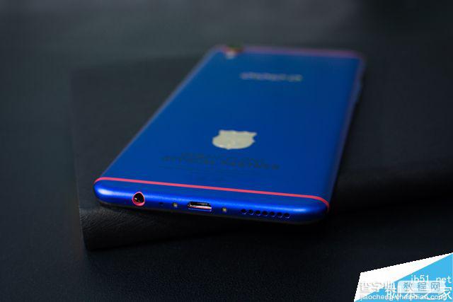 OPPO R9巴萨定制版真机图赏 红蓝配色+闪耀豪门风14