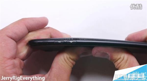 耐用度如何?黑色iPhone 7首发刮划、掰弯测试视频18