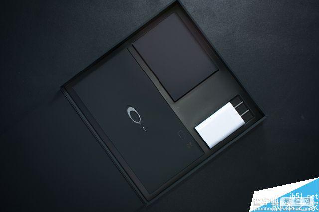 OPPO R9巴萨定制版真机图赏 红蓝配色+闪耀豪门风5