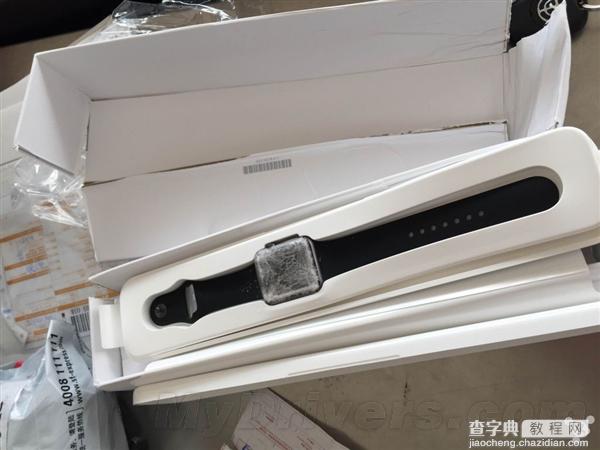 网友购买的Apple Watch到了 打开包装后手表已经碎裂2