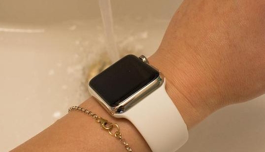 applewatch表冠转动很困难疑似灰尘或碎屑导致苹果让用户用水冲1