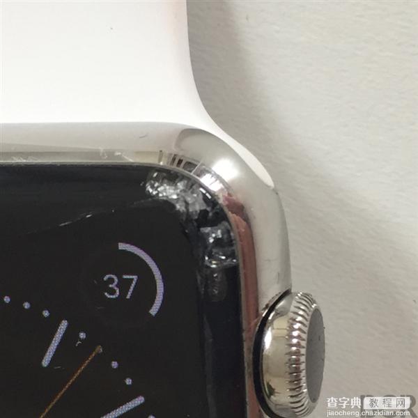 蓝宝石屏幕苹果手表摔地上后 玻璃摔碎裂且边框有划痕3