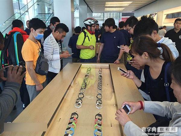 苹果Apple Watch发售现场 店内无现货 黄牛疯狂加价4000元1