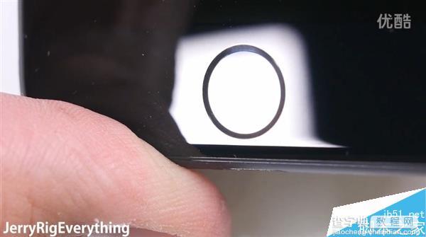 耐用度如何?黑色iPhone 7首发刮划、掰弯测试视频10