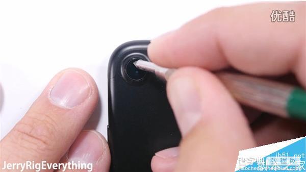耐用度如何?黑色iPhone 7首发刮划、掰弯测试视频14