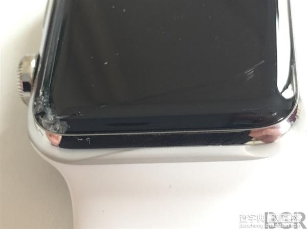 蓝宝石屏幕苹果手表摔地上后 玻璃摔碎裂且边框有划痕6