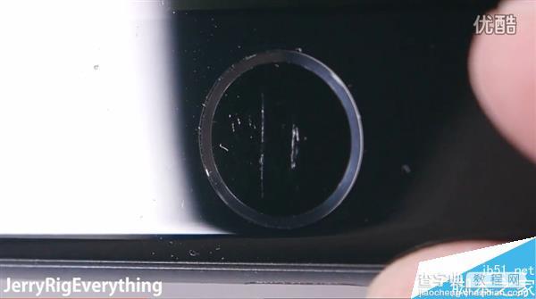 耐用度如何?黑色iPhone 7首发刮划、掰弯测试视频11