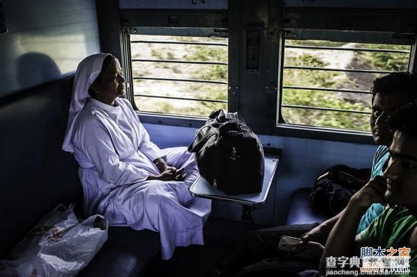 摄影师历时两个月记录最真实的火车上的印度人生活 看完震惊了7