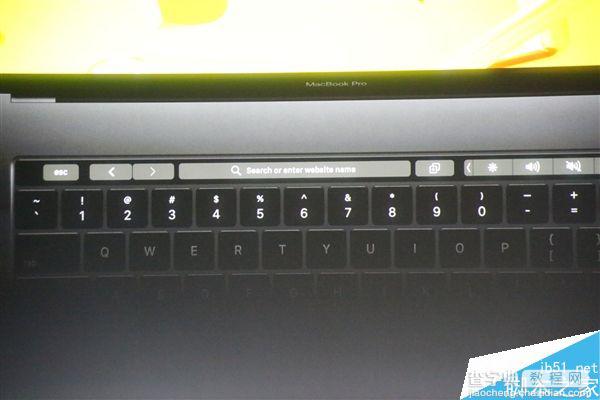 苹果全新MacBook Pro笔记本亮相:OLED触摸条大亮！18