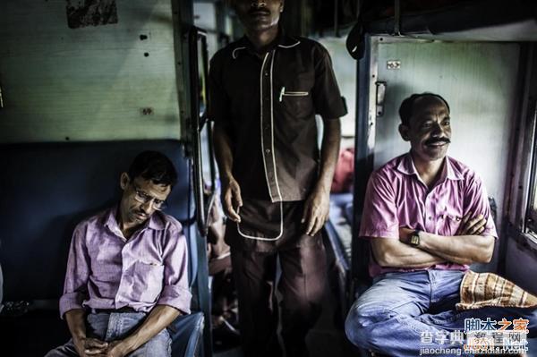 摄影师历时两个月记录最真实的火车上的印度人生活 看完震惊了8