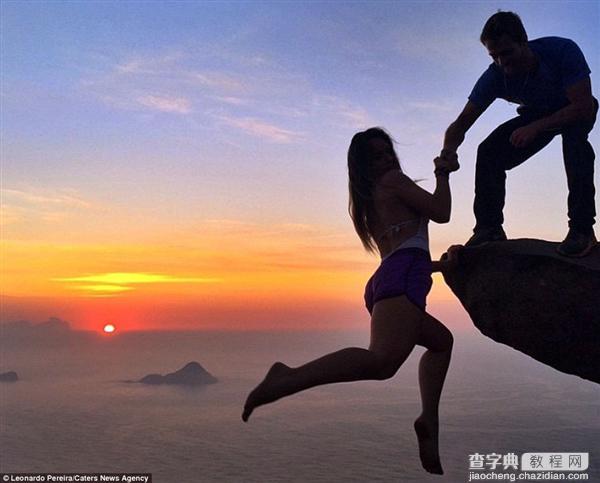 看着腿就软 一对情侣在843米高悬崖边拍照(高清图)1