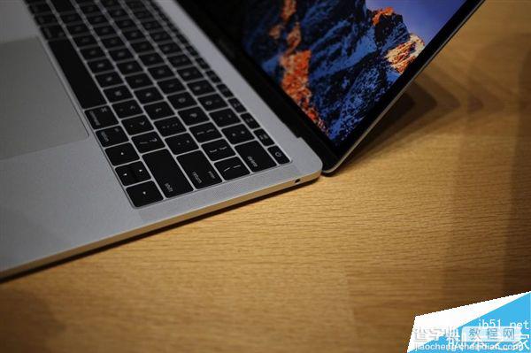 苹果全新Macbook Pro真机图赏和上手视频:触控屏逆天8