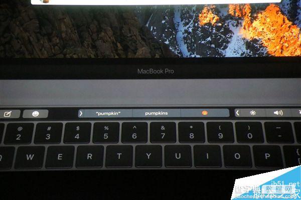 苹果全新MacBook Pro笔记本亮相:OLED触摸条大亮！27