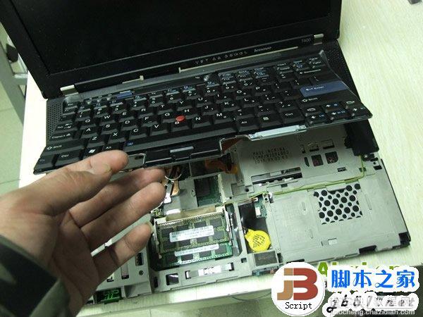 ThinkPad T400 笔记本详细拆机过程 清理风扇(图文教程)4
