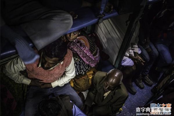 摄影师历时两个月记录最真实的火车上的印度人生活 看完震惊了3