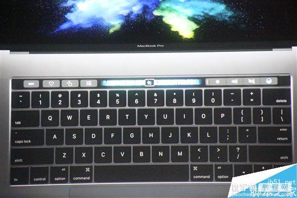 苹果全新MacBook Pro笔记本亮相:OLED触摸条大亮！11