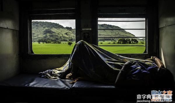 摄影师历时两个月记录最真实的火车上的印度人生活 看完震惊了4