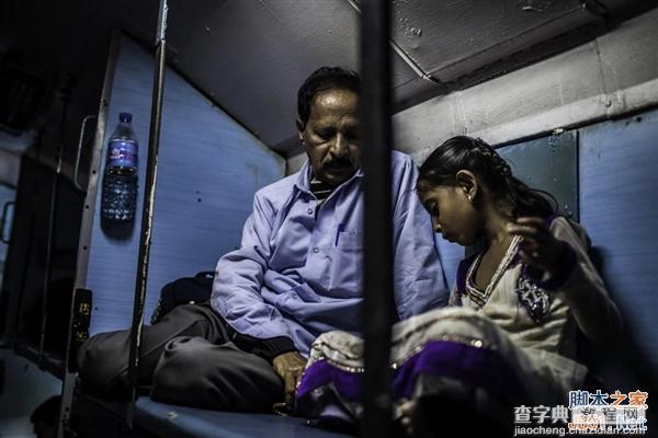 摄影师历时两个月记录最真实的火车上的印度人生活 看完震惊了9