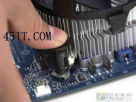 intel LGA 775 CPU散热器安装图解4