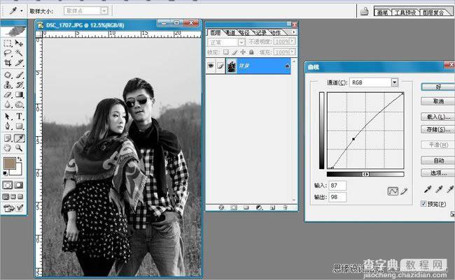 PS将黑白照片合成带逼真划痕的老照片效果5