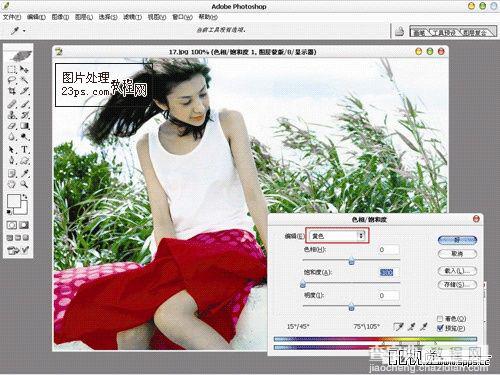 Photoshop将美女背后的彩色调成的黑白照片的一抹红3