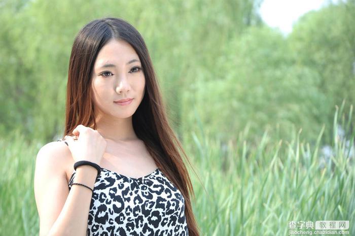 Photoshop将绿树边的美女调制出淡美的蓝黄色1