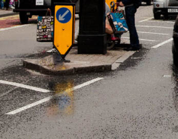 Photoshop将街道图片调出雨水湿润的路面30